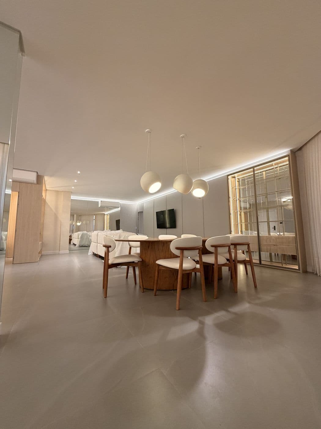 Sala integrada com pendentes e sanca de LED