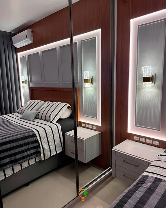 Quarto com iluminação e cortinas automatizadas