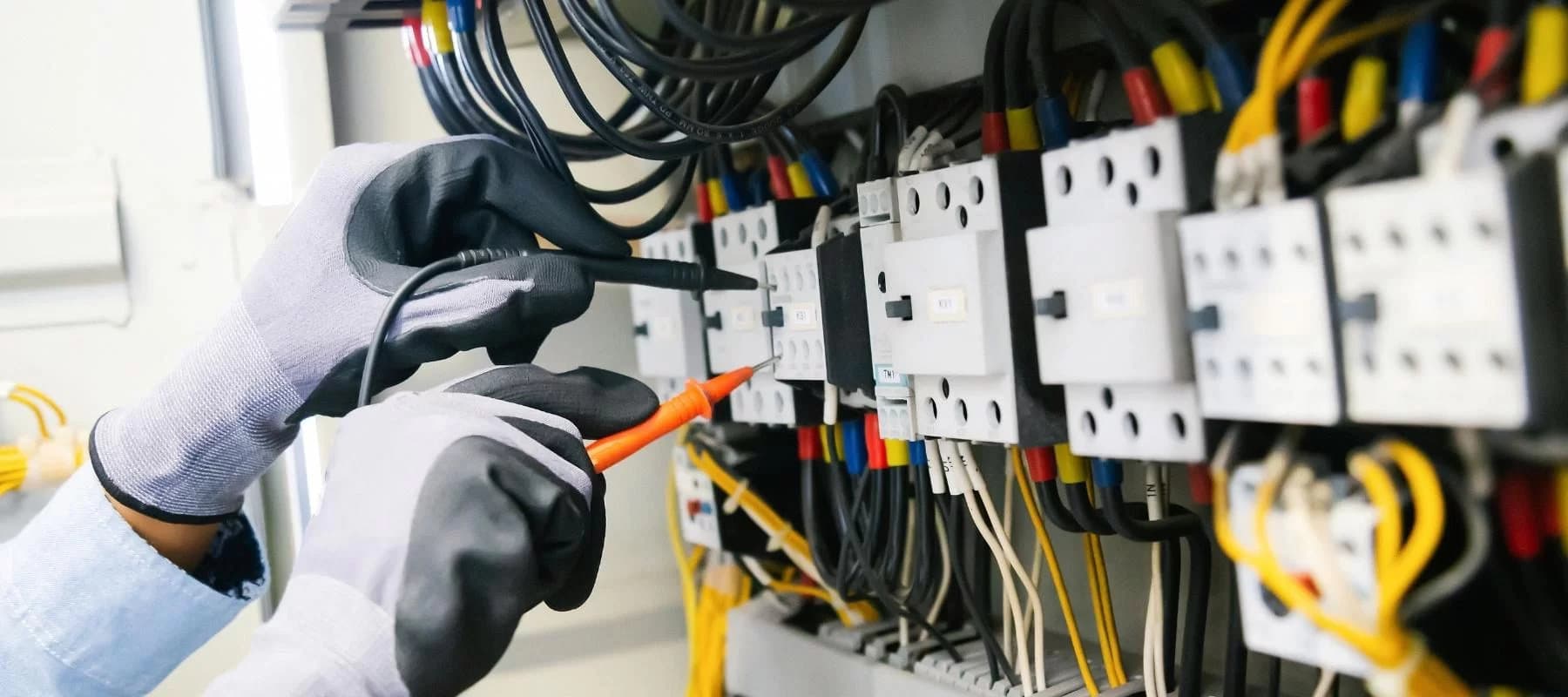 Montagem de quadro de distribuição elétrica